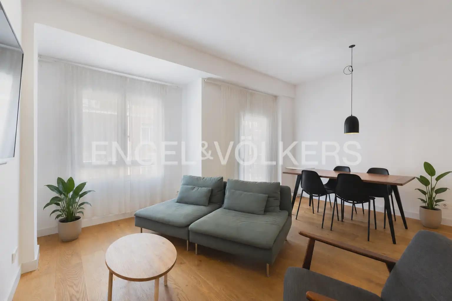 2 bedroom Flat for rent in Valencia city - € 2,000 (Ref: 9940756)