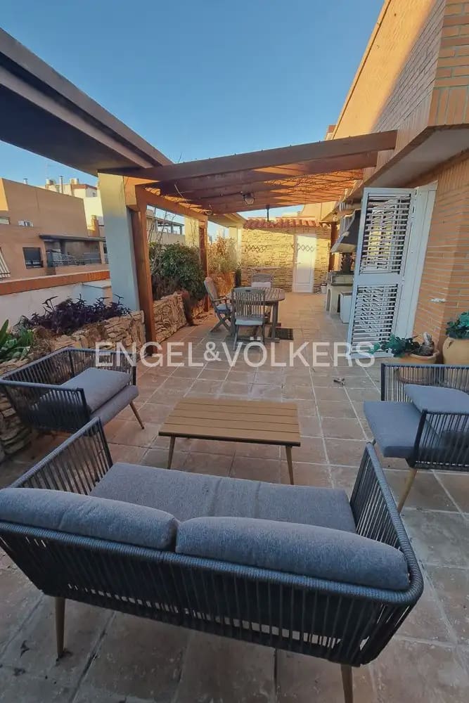 2 bedroom Flat for rent in Valencia city with garage - € 1,950 (Ref: 9941147)
