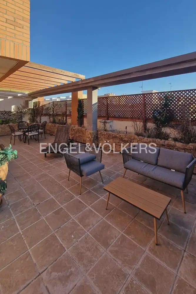 2 bedroom Flat for rent in Valencia city with garage - € 1,950 (Ref: 9941147)