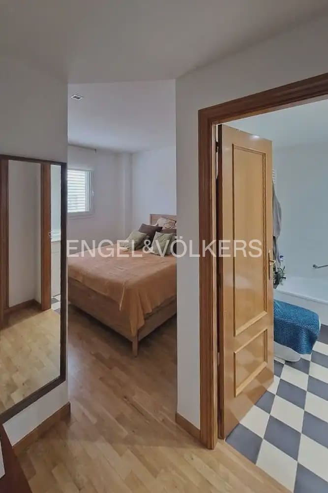 2 bedroom Flat for rent in Valencia city with garage - € 1,950 (Ref: 9941147)