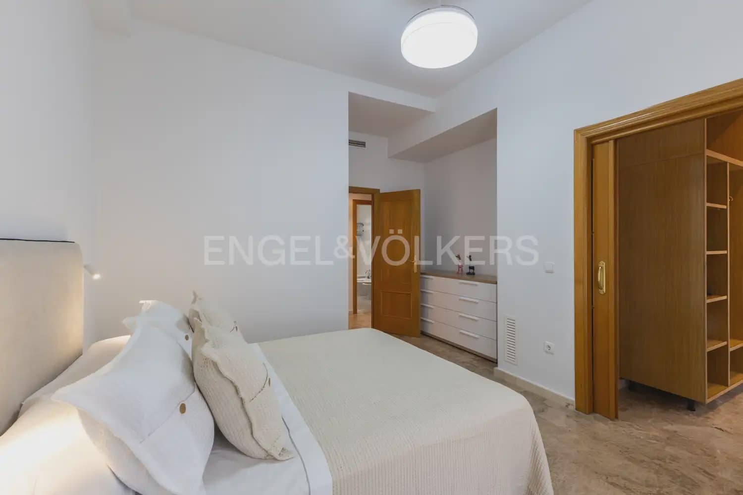 3 bedroom Flat for rent in Alzira with garage - € 1,300 (Ref: 9944900)