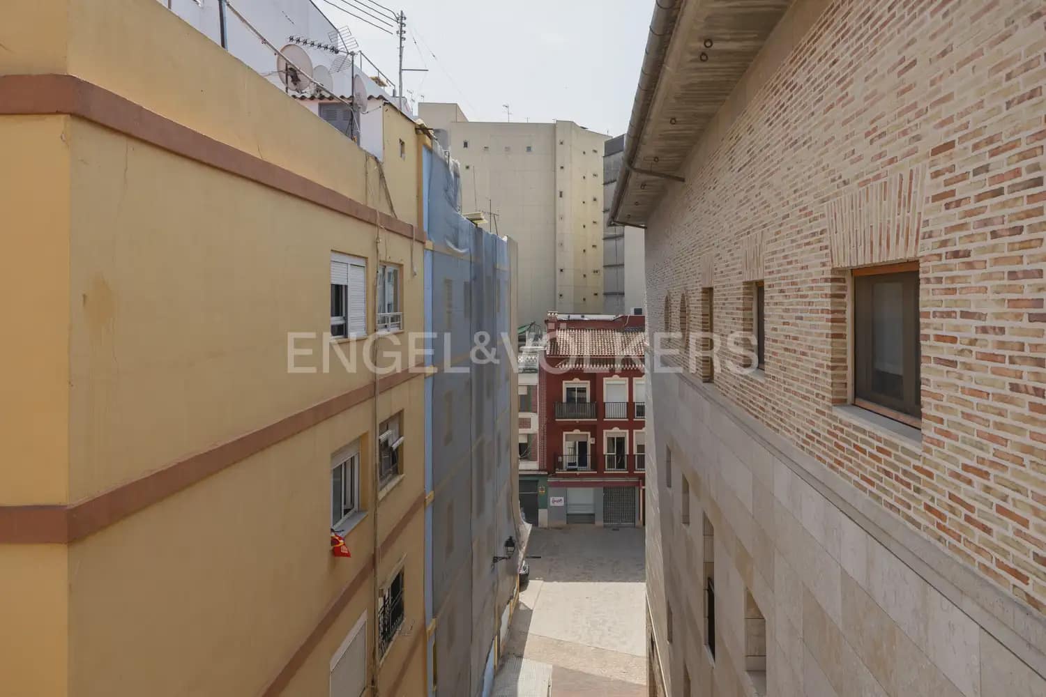 3 bedroom Flat for rent in Alzira with garage - € 1,300 (Ref: 9944900)