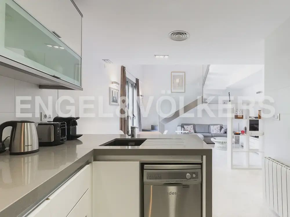 1 soverom Leilighet til leie i Valencia by - € 1 700 (Ref: 9944950)