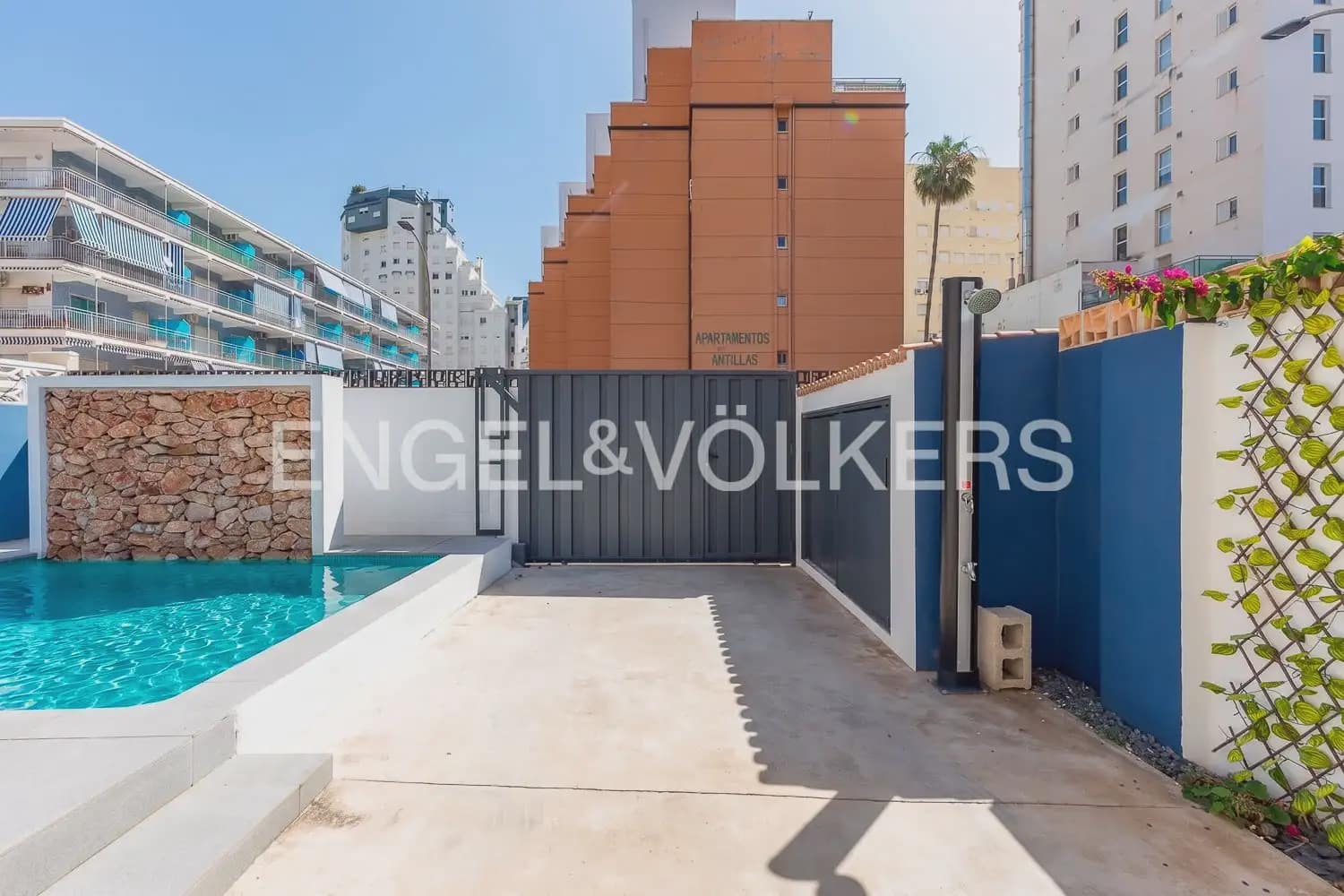 2 bedroom Villa for sale in Gandia with pool garage - € 470,000 (Ref: 9946772)