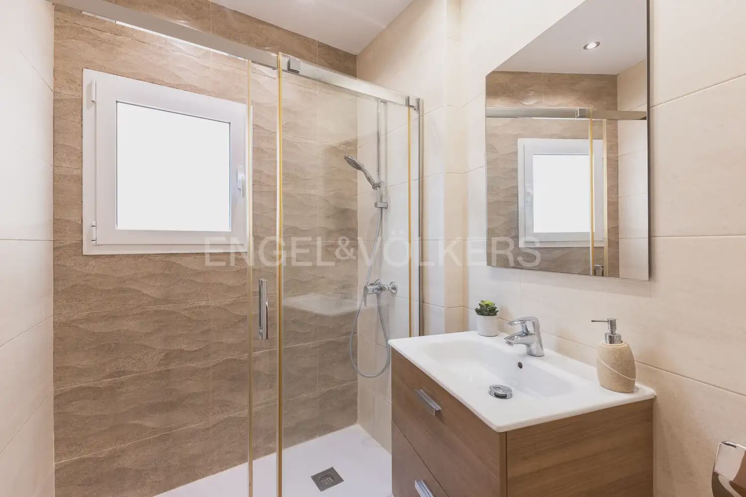 3 quarto Apartamento para arrendar em Valencia cidade - 2 200 € (Ref: 9948619)