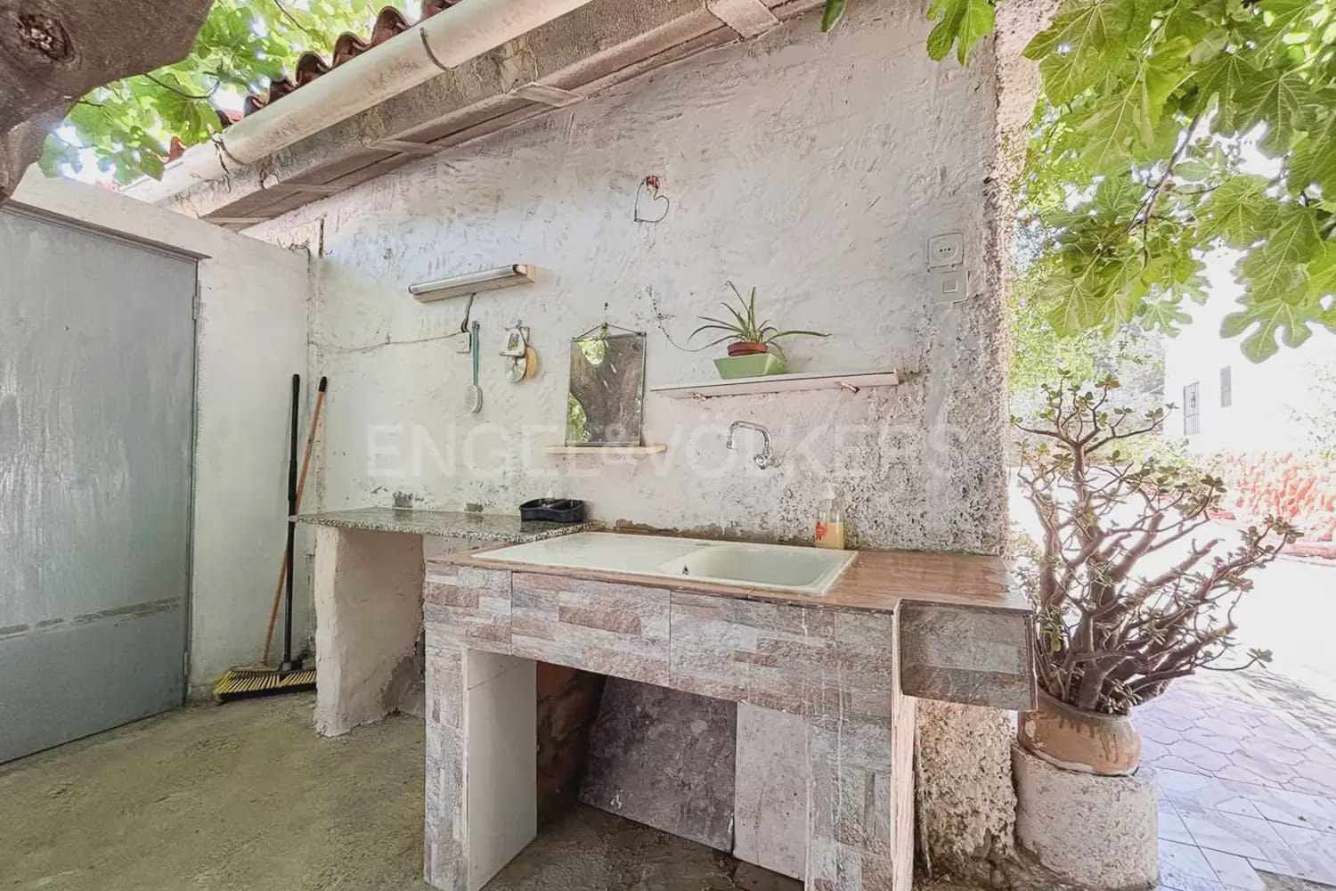 2 bedroom Villa for rent in Montserrat with pool - € 2,500 (Ref: 9948869)