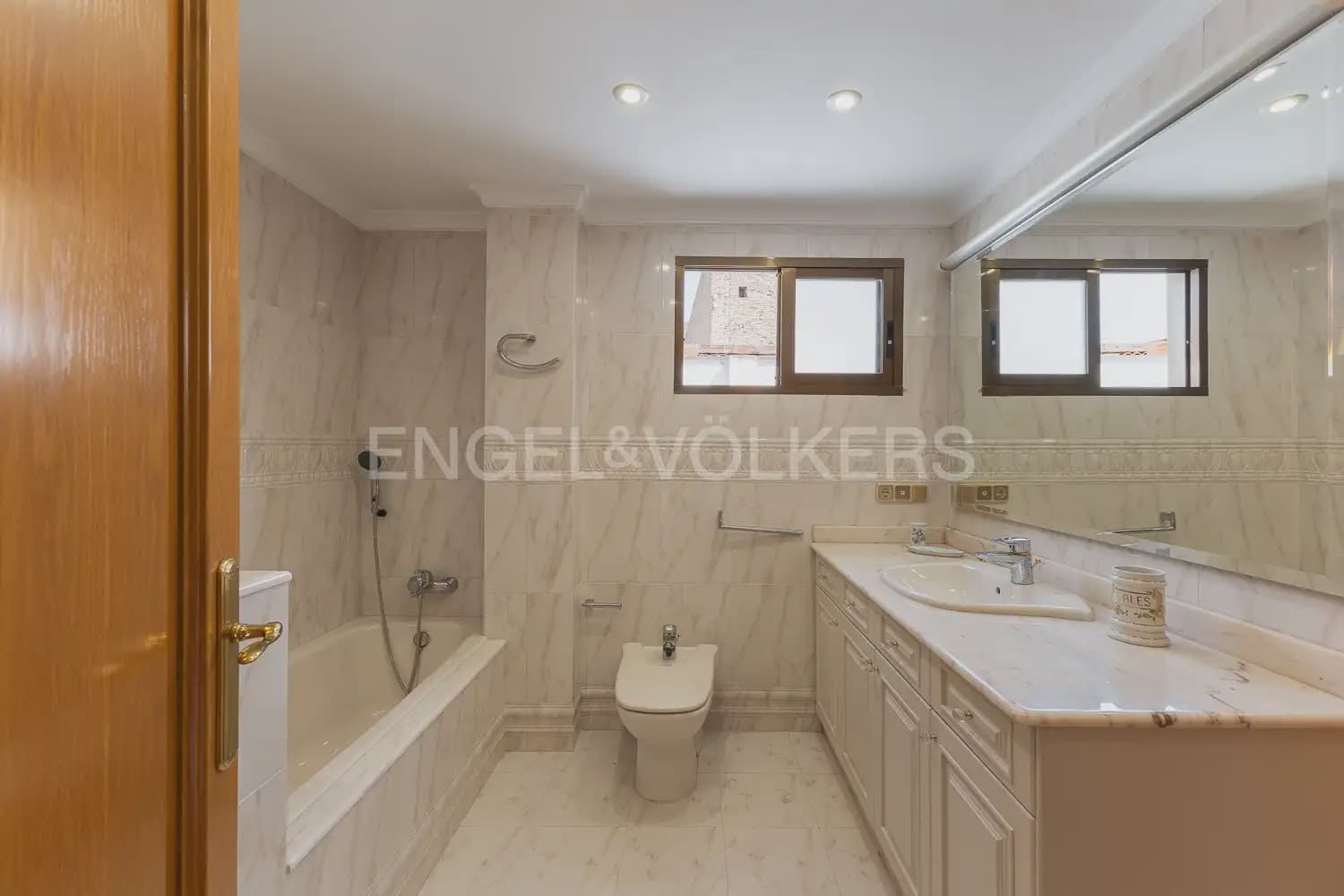 4 bedroom Flat for rent in Carlet - € 1,200 (Ref: 9950424)