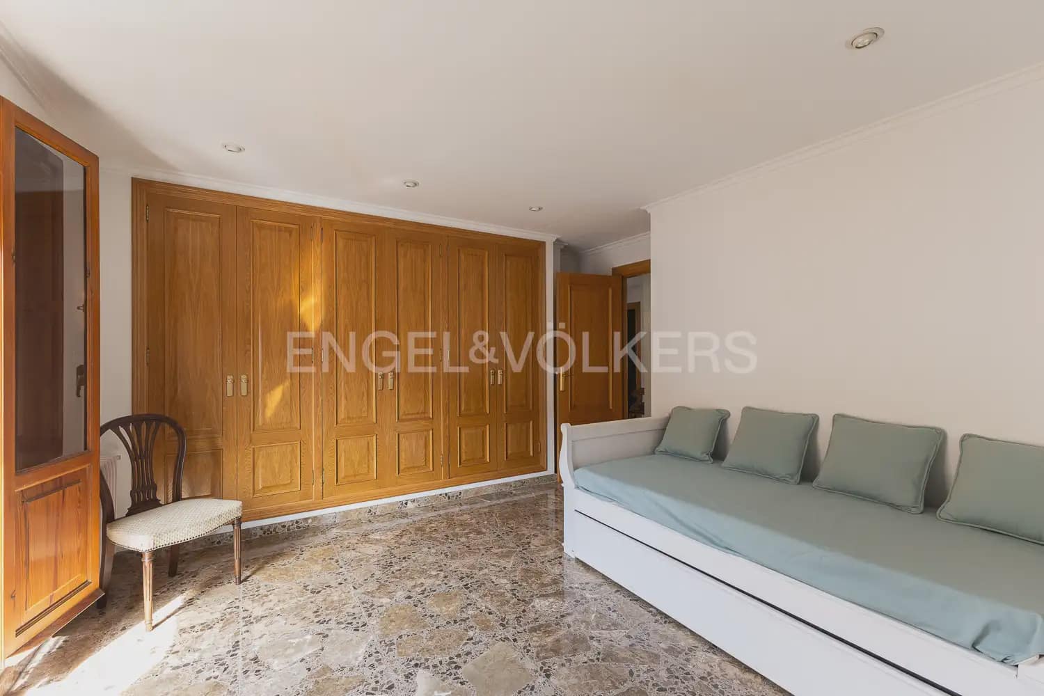 4 bedroom Flat for rent in Carlet - € 1,200 (Ref: 9950424)