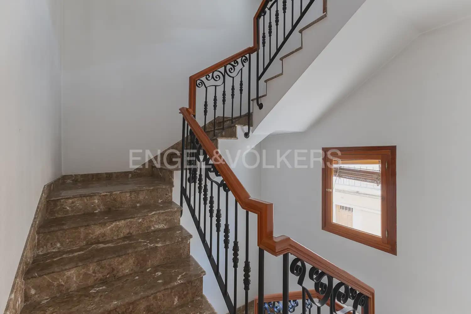 4 bedroom Flat for rent in Carlet - € 1,200 (Ref: 9950424)