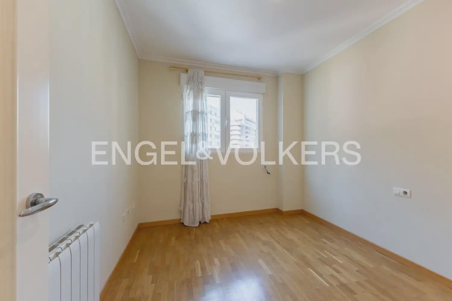 3 slaapkamer Flat te huur in Valencia stad met garage - € 2.200 (Ref: 9950425)