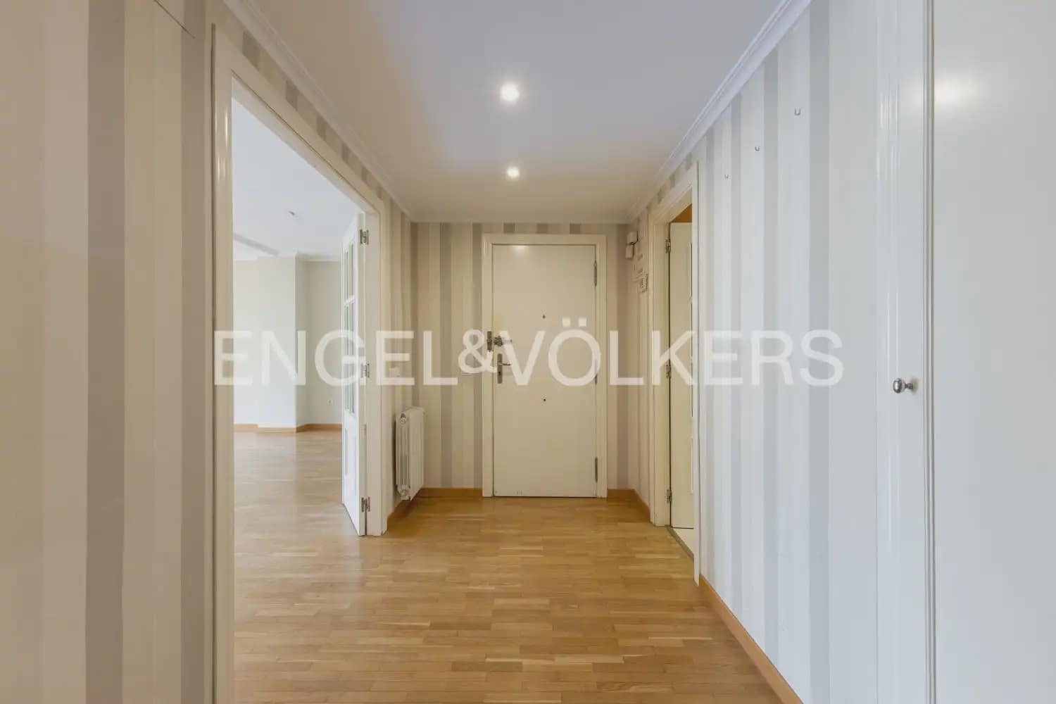 3 slaapkamer Flat te huur in Valencia stad met garage - € 2.200 (Ref: 9950425)