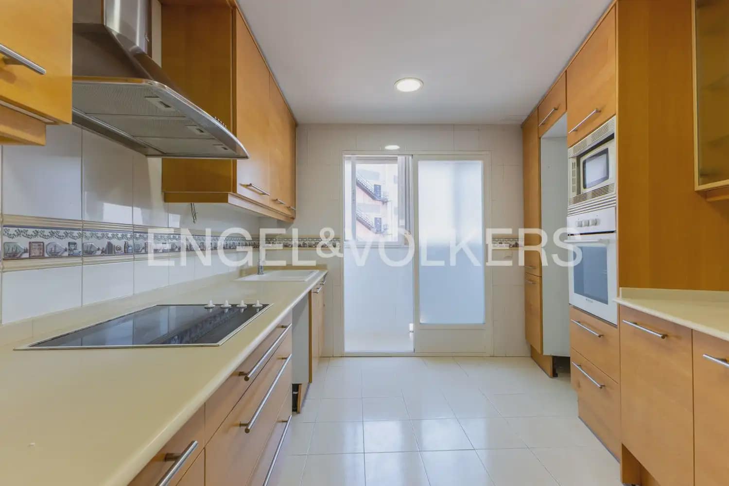 3 slaapkamer Flat te huur in Valencia stad met garage - € 2.200 (Ref: 9950425)