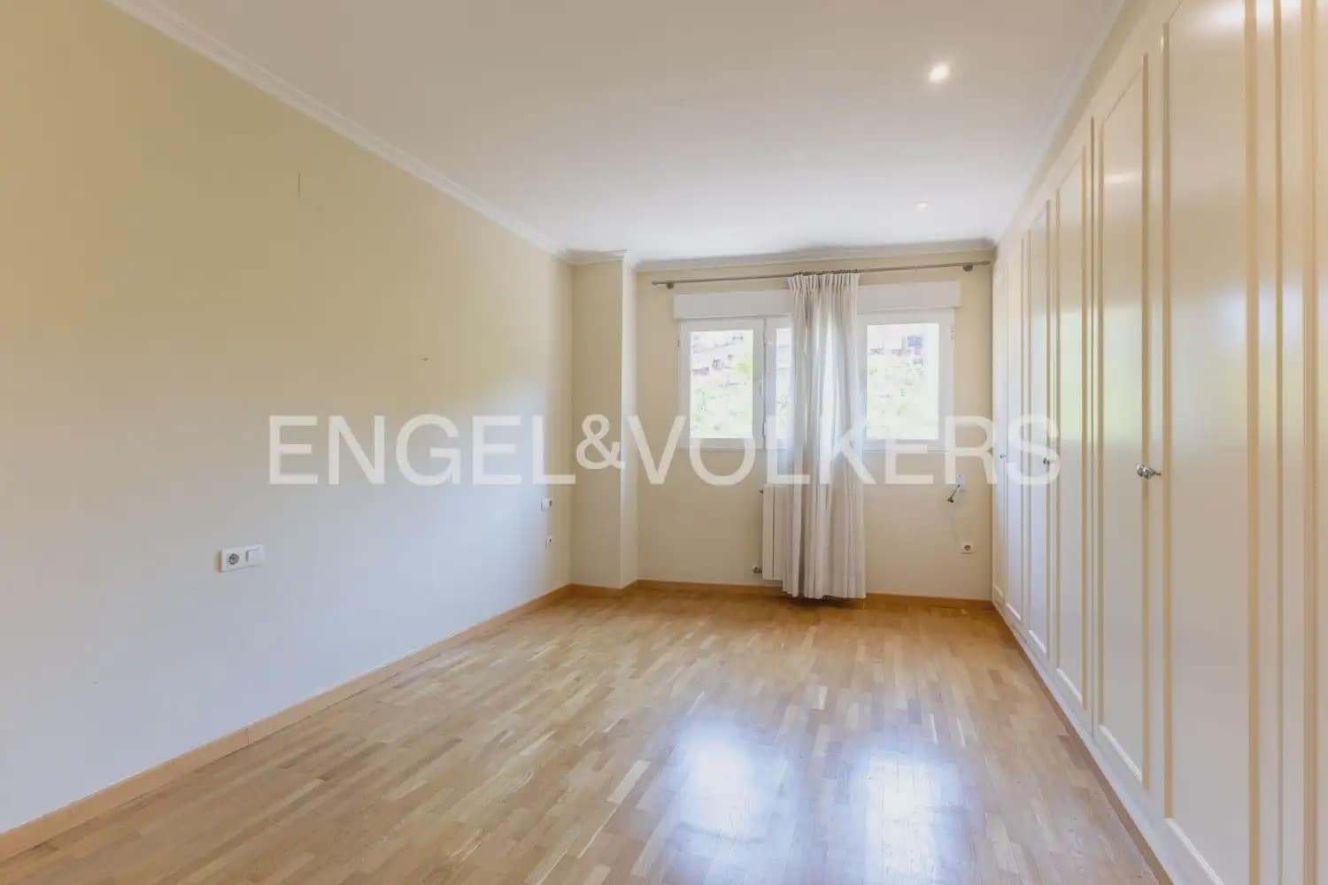 3 slaapkamer Flat te huur in Valencia stad met garage - € 2.200 (Ref: 9950425)