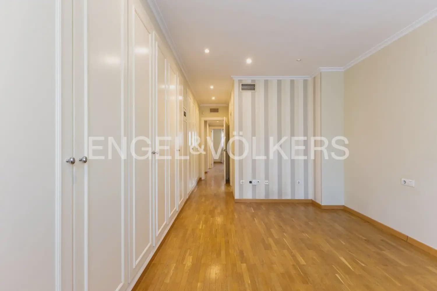 3 slaapkamer Flat te huur in Valencia stad met garage - € 2.200 (Ref: 9950425)