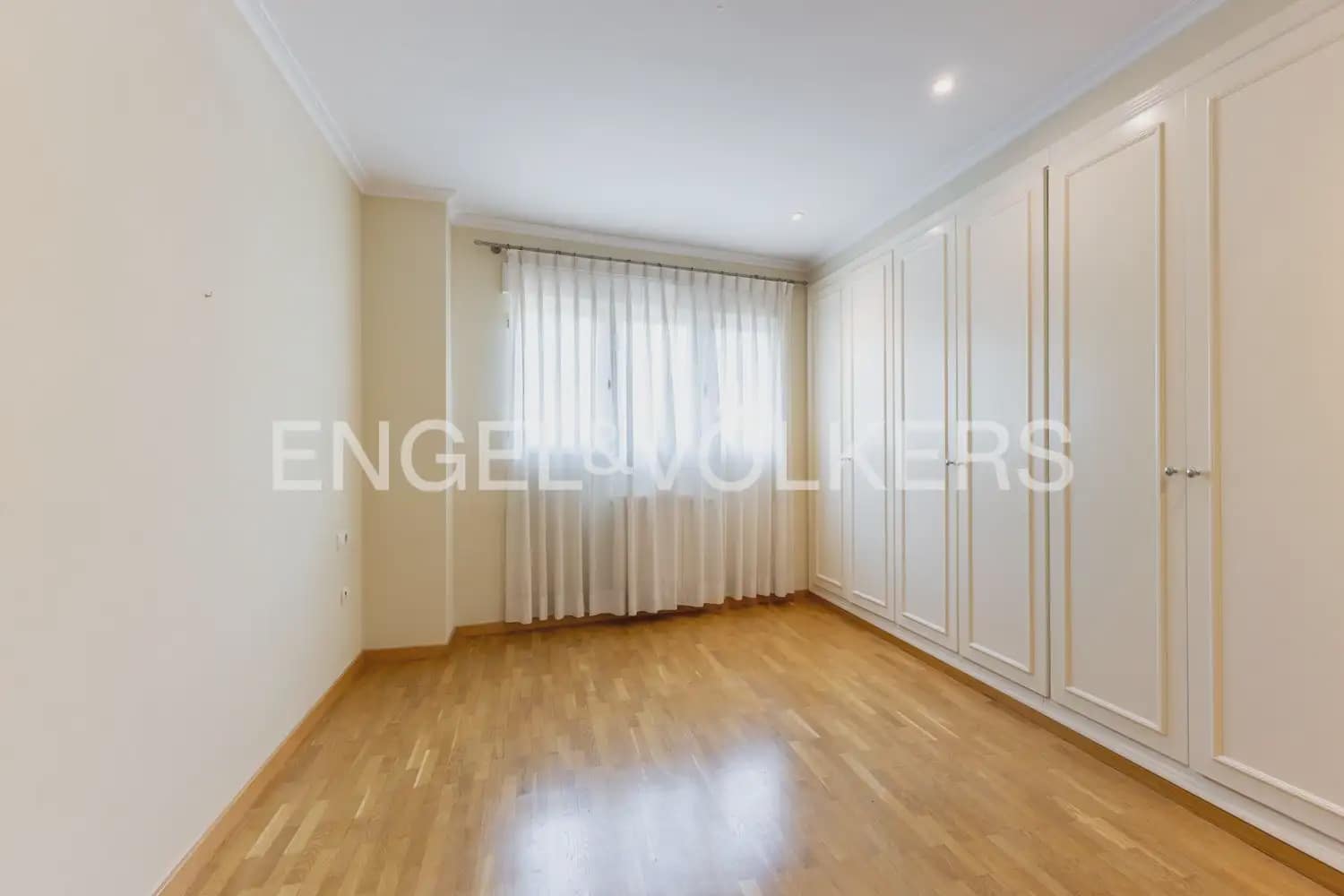 3 slaapkamer Flat te huur in Valencia stad met garage - € 2.200 (Ref: 9950425)
