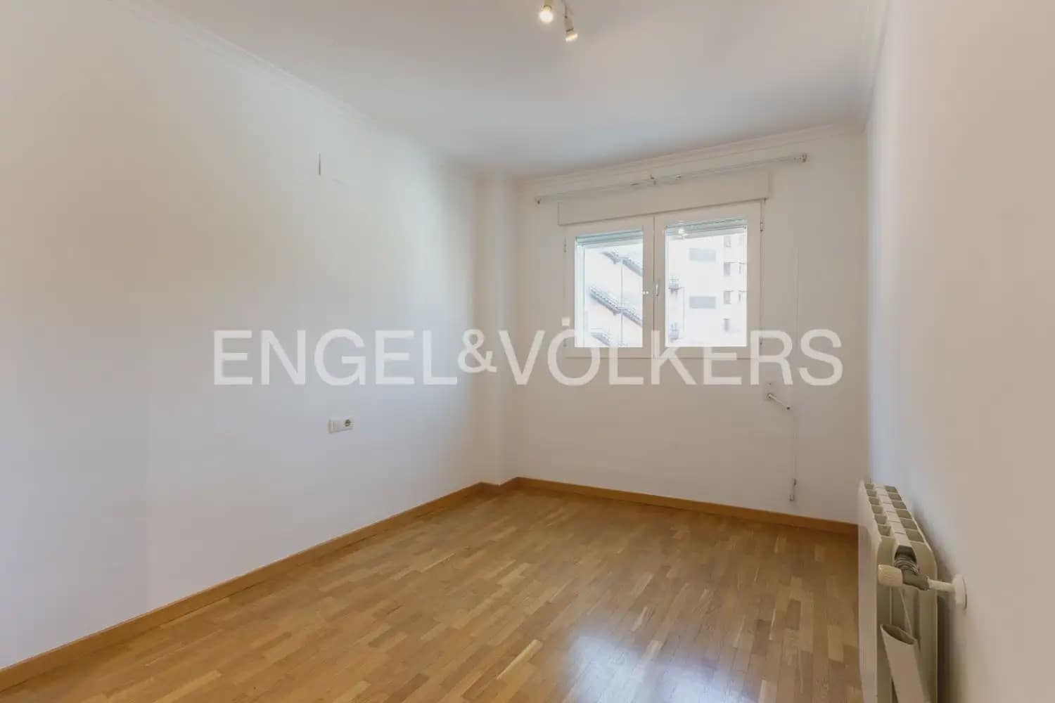 3 slaapkamer Flat te huur in Valencia stad met garage - € 2.200 (Ref: 9950425)