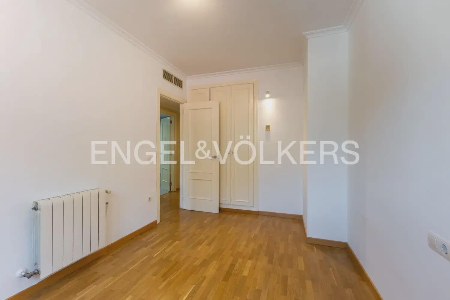 3 slaapkamer Flat te huur in Valencia stad met garage - € 2.200 (Ref: 9950425)