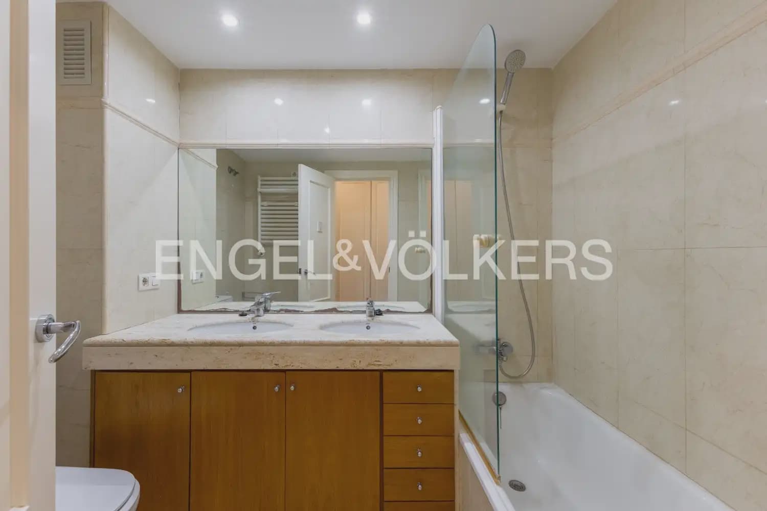 3 slaapkamer Flat te huur in Valencia stad met garage - € 2.200 (Ref: 9950425)