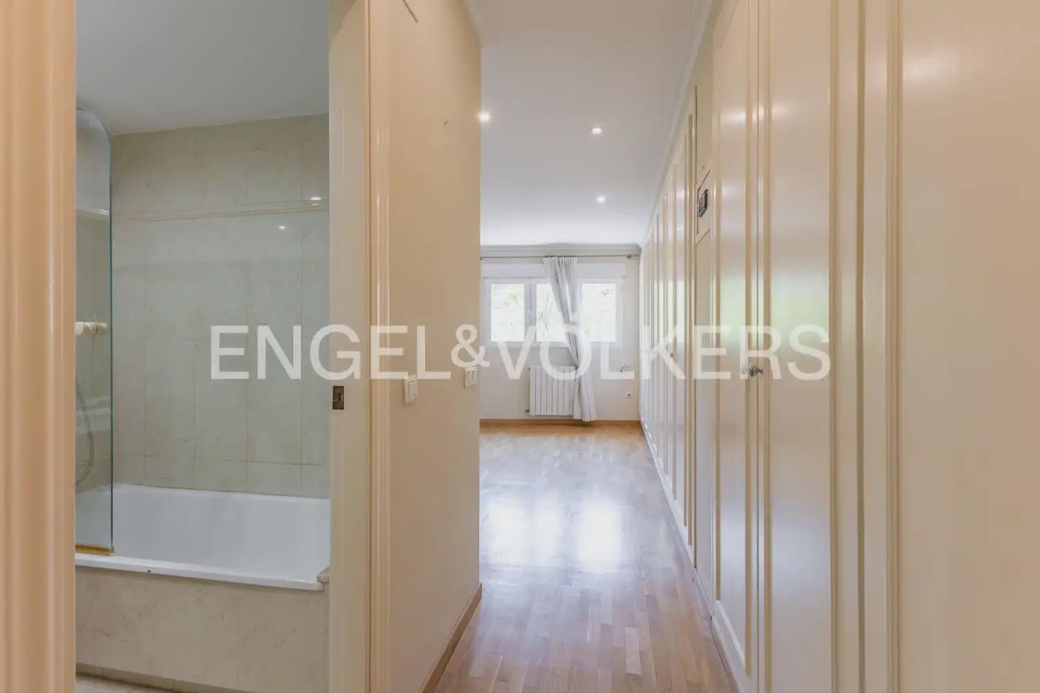 3 slaapkamer Flat te huur in Valencia stad met garage - € 2.200 (Ref: 9950425)