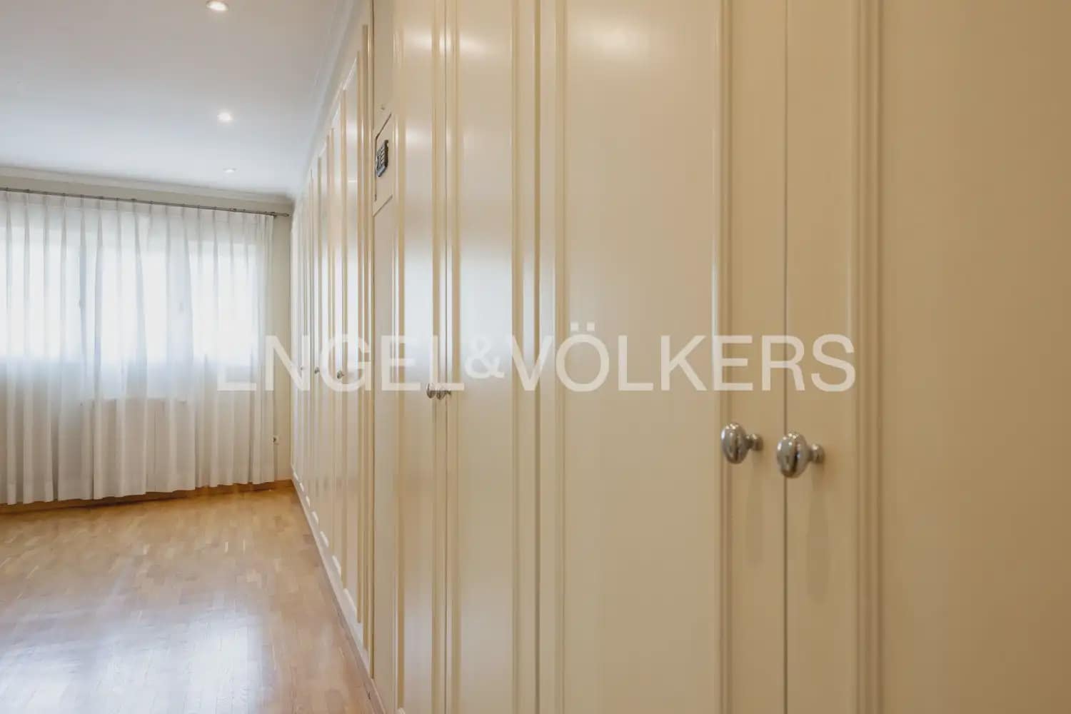 3 slaapkamer Flat te huur in Valencia stad met garage - € 2.200 (Ref: 9950425)