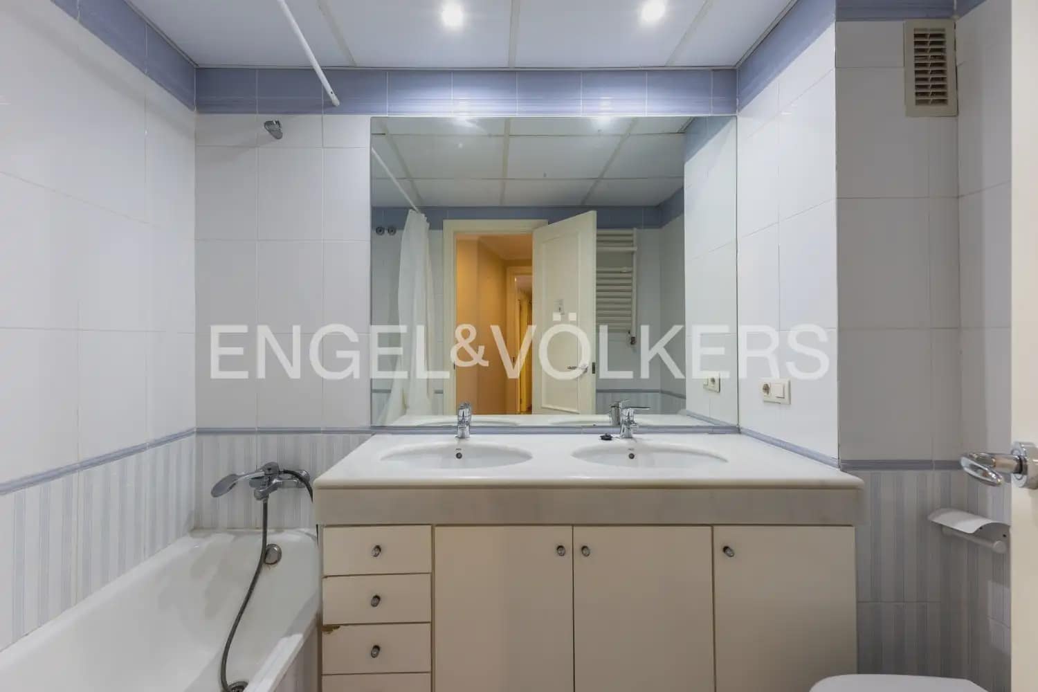 3 slaapkamer Flat te huur in Valencia stad met garage - € 2.200 (Ref: 9950425)