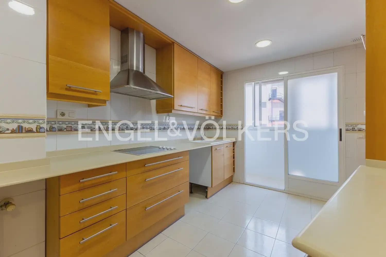 3 slaapkamer Flat te huur in Valencia stad met garage - € 2.200 (Ref: 9950425)