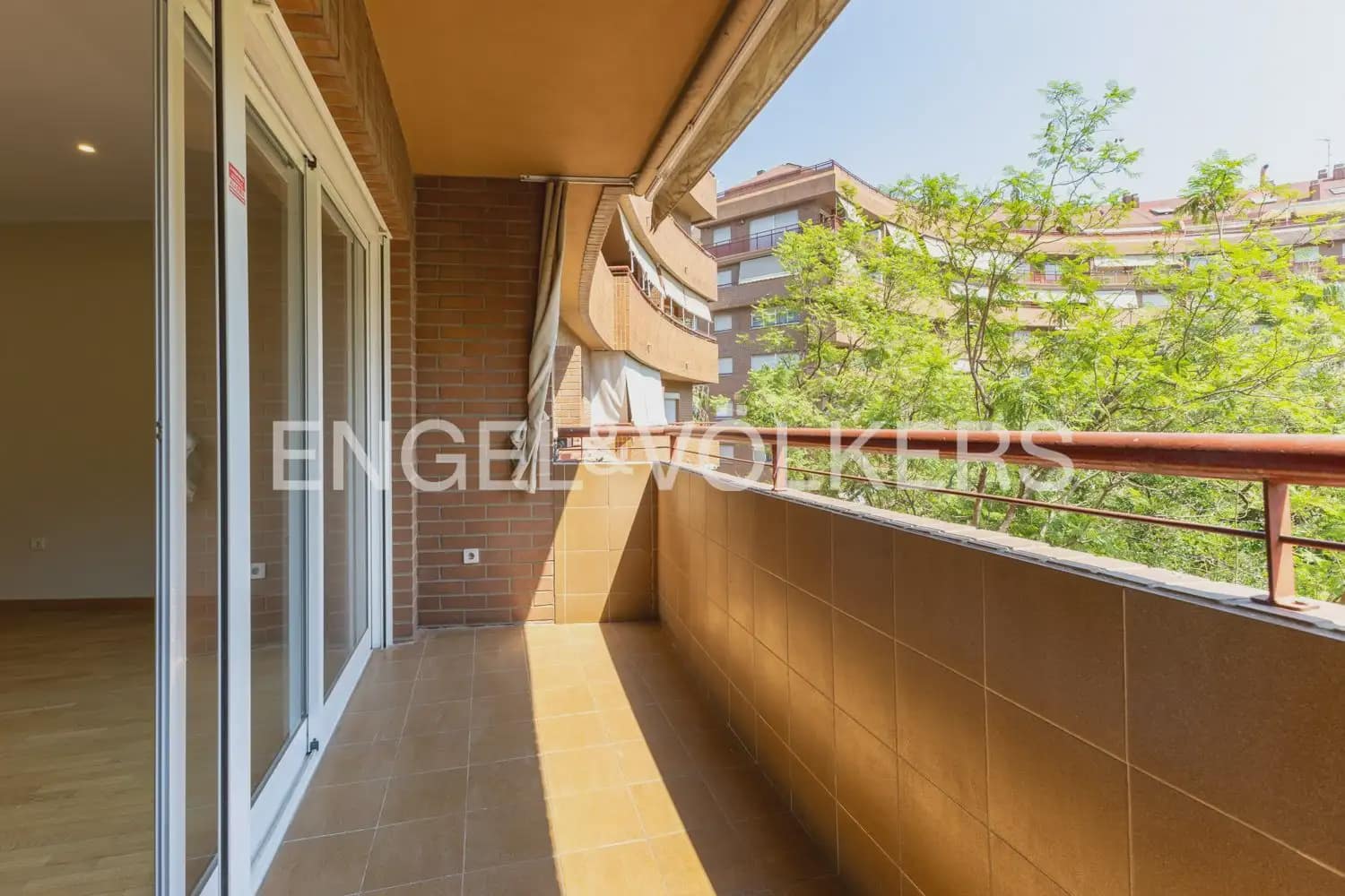 3 slaapkamer Flat te huur in Valencia stad met garage - € 2.200 (Ref: 9950425)