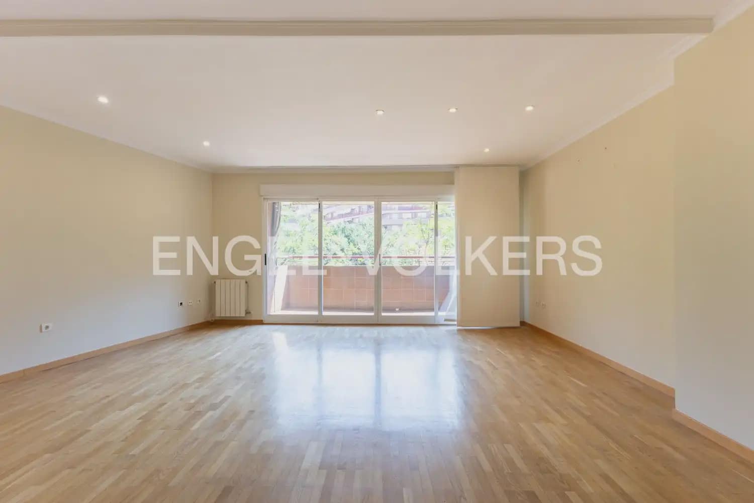 3 slaapkamer Flat te huur in Valencia stad met garage - € 2.200 (Ref: 9950425)