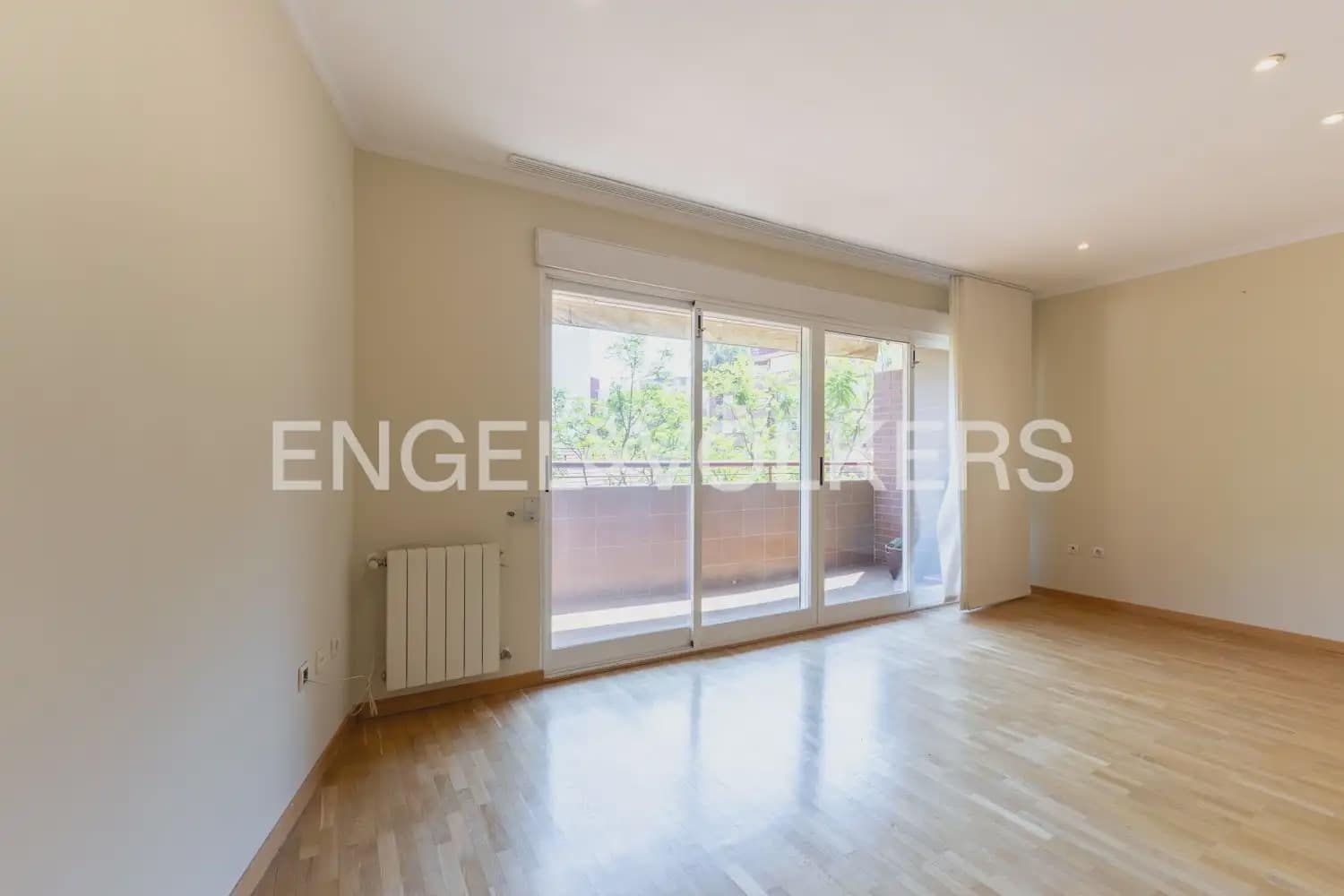 3 slaapkamer Flat te huur in Valencia stad met garage - € 2.200 (Ref: 9950425)