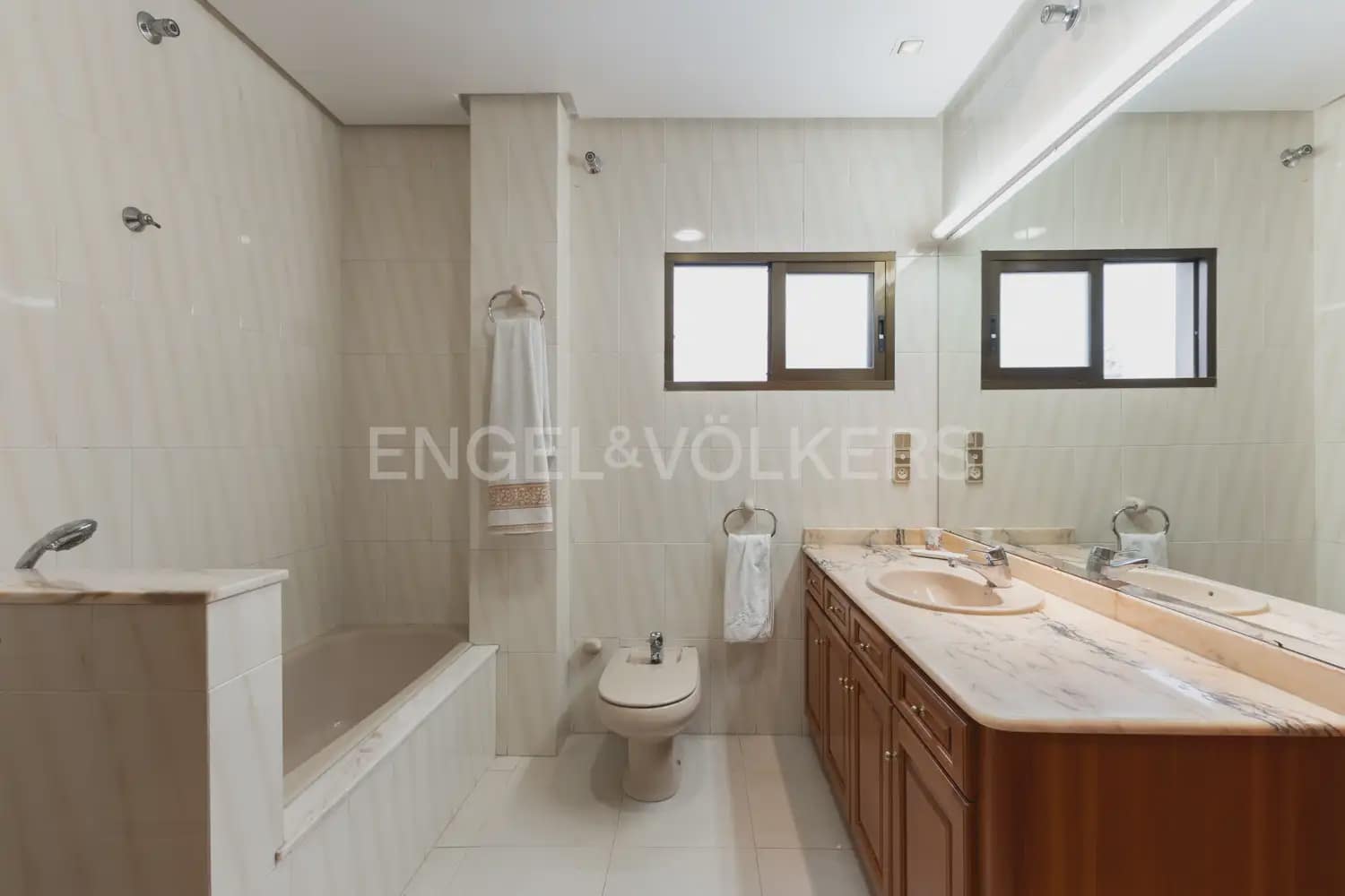 4 makuuhuone Asunto vuokrattavana paikassa Carlet - 1 700 € (Ref: 9950580)