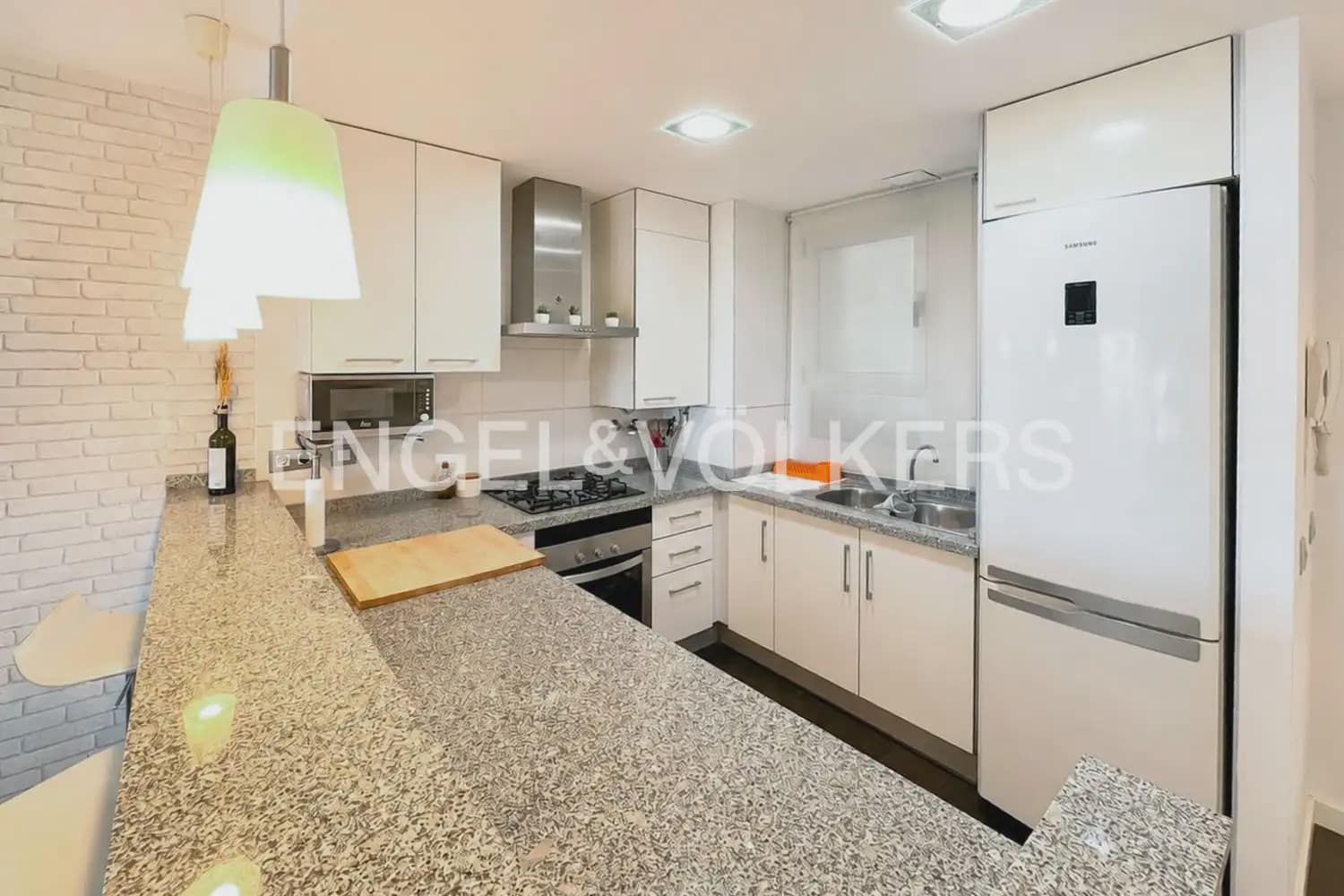 Piso de 2 habitaciones en Paterna en alquiler con garaje - 1.500 € (Ref: 9952937)