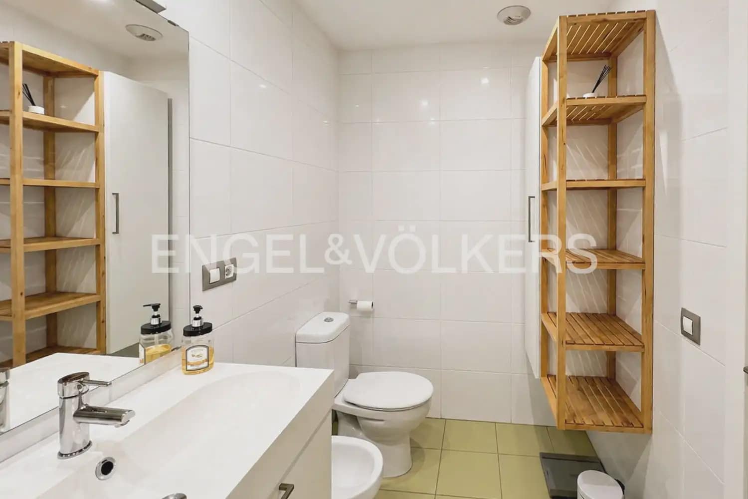 Piso de 2 habitaciones en Paterna en alquiler con garaje - 1.500 € (Ref: 9952937)