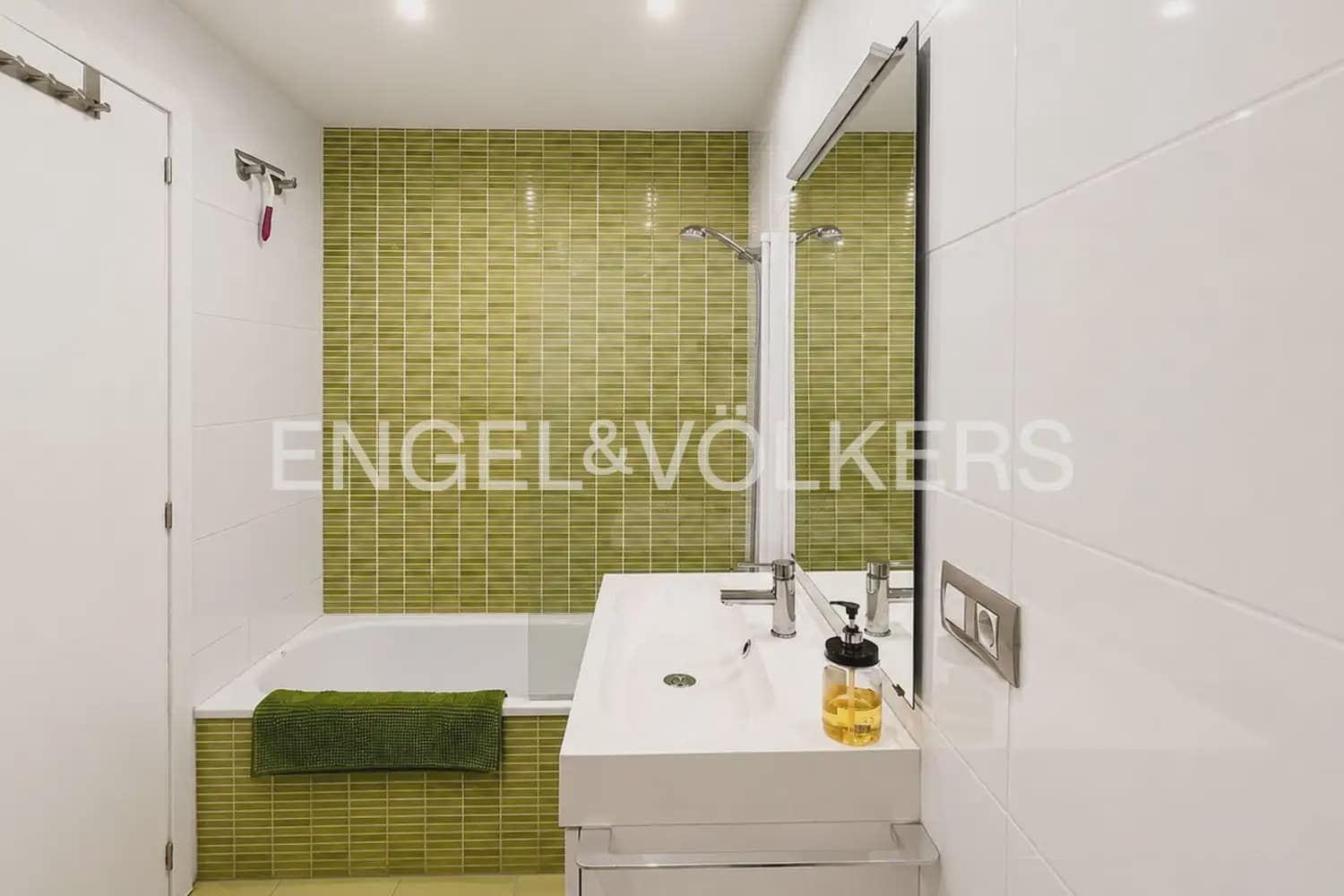 Piso de 2 habitaciones en Paterna en alquiler con garaje - 1.500 € (Ref: 9952937)