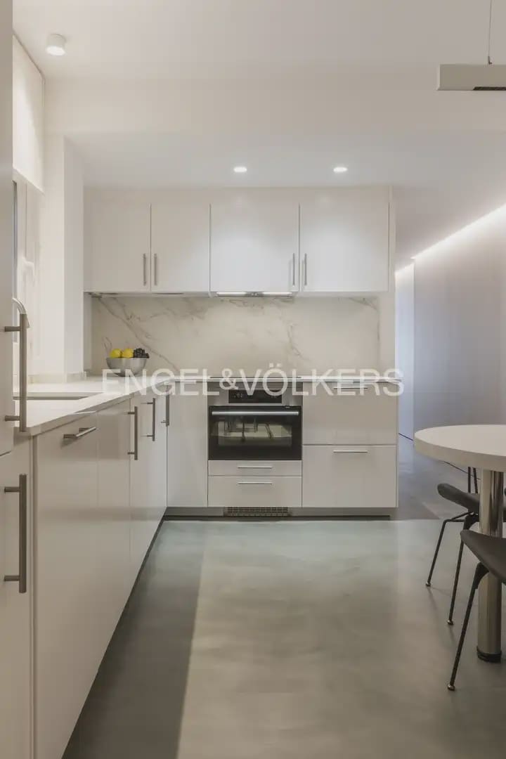 2 bedroom Flat for rent in Valencia city - € 2,000 (Ref: 9953302)