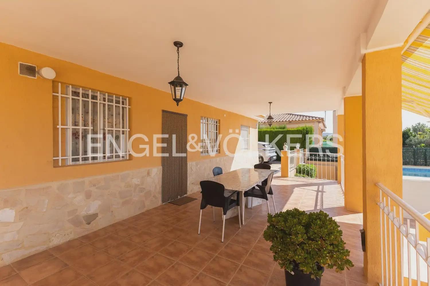 4 bedroom Villa for sale in Torrent with pool garage - € 260,000 (Ref: 9958336)
