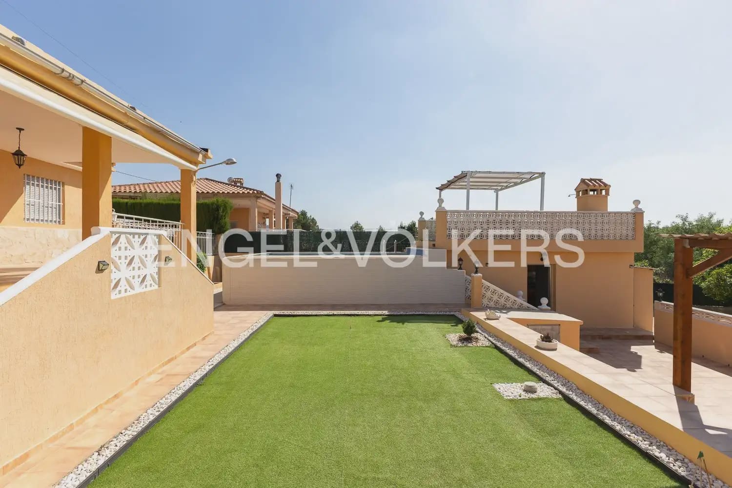 4 bedroom Villa for sale in Torrent with pool garage - € 260,000 (Ref: 9958336)