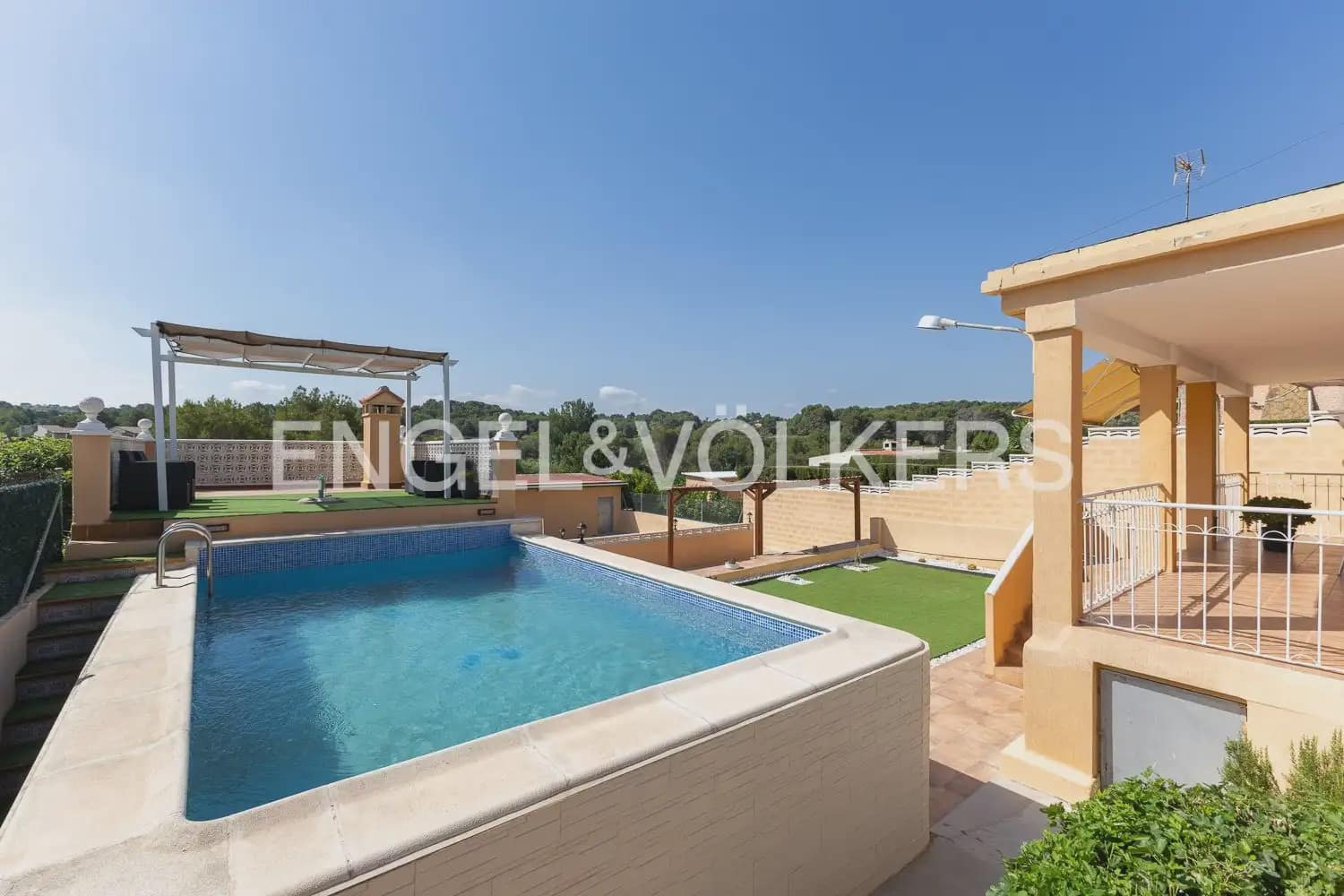 4 bedroom Villa for sale in Torrent with pool garage - € 260,000 (Ref: 9958336)
