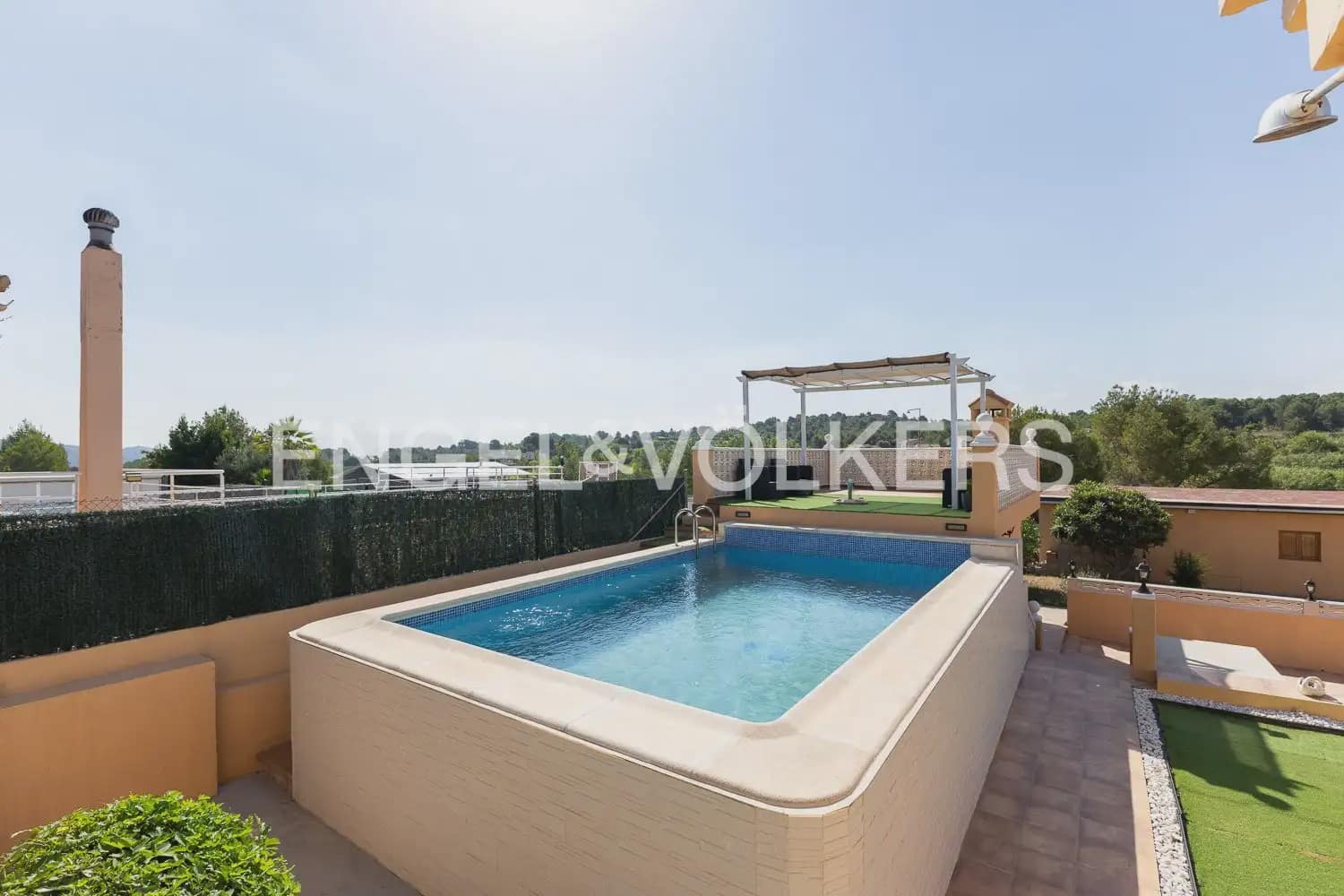 4 bedroom Villa for sale in Torrent with pool garage - € 260,000 (Ref: 9958336)