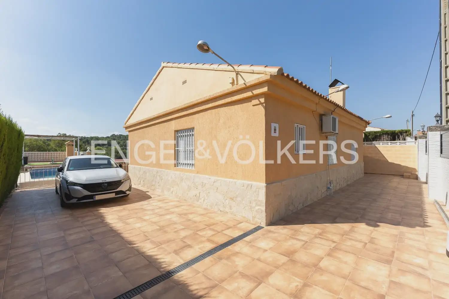4 bedroom Villa for sale in Torrent with pool garage - € 260,000 (Ref: 9958336)