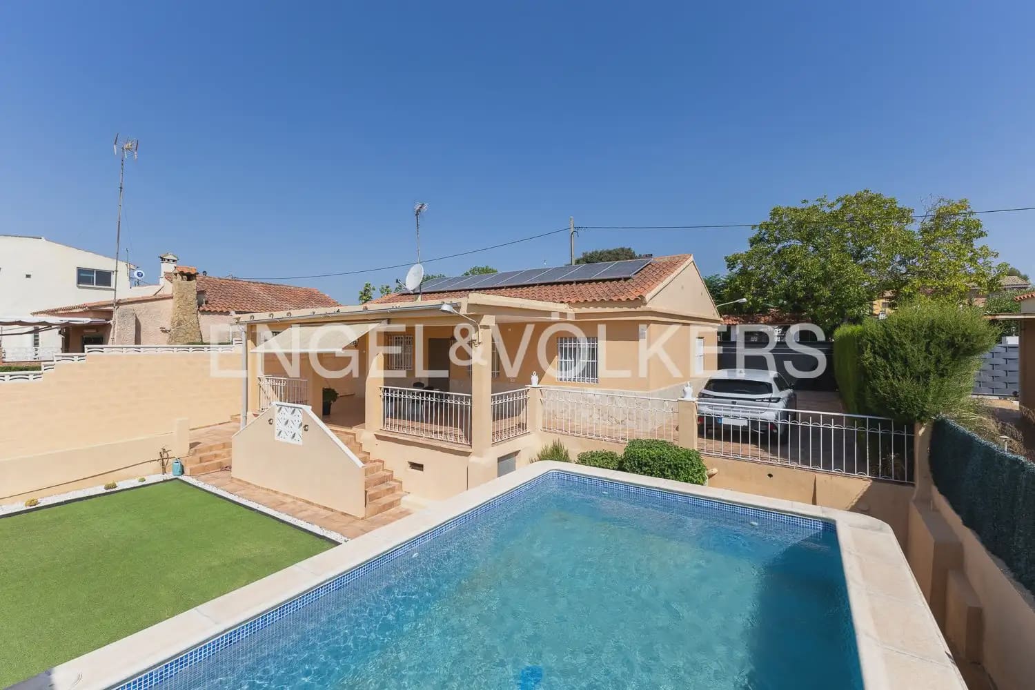 4 bedroom Villa for sale in Torrent with pool garage - € 260,000 (Ref: 9958336)
