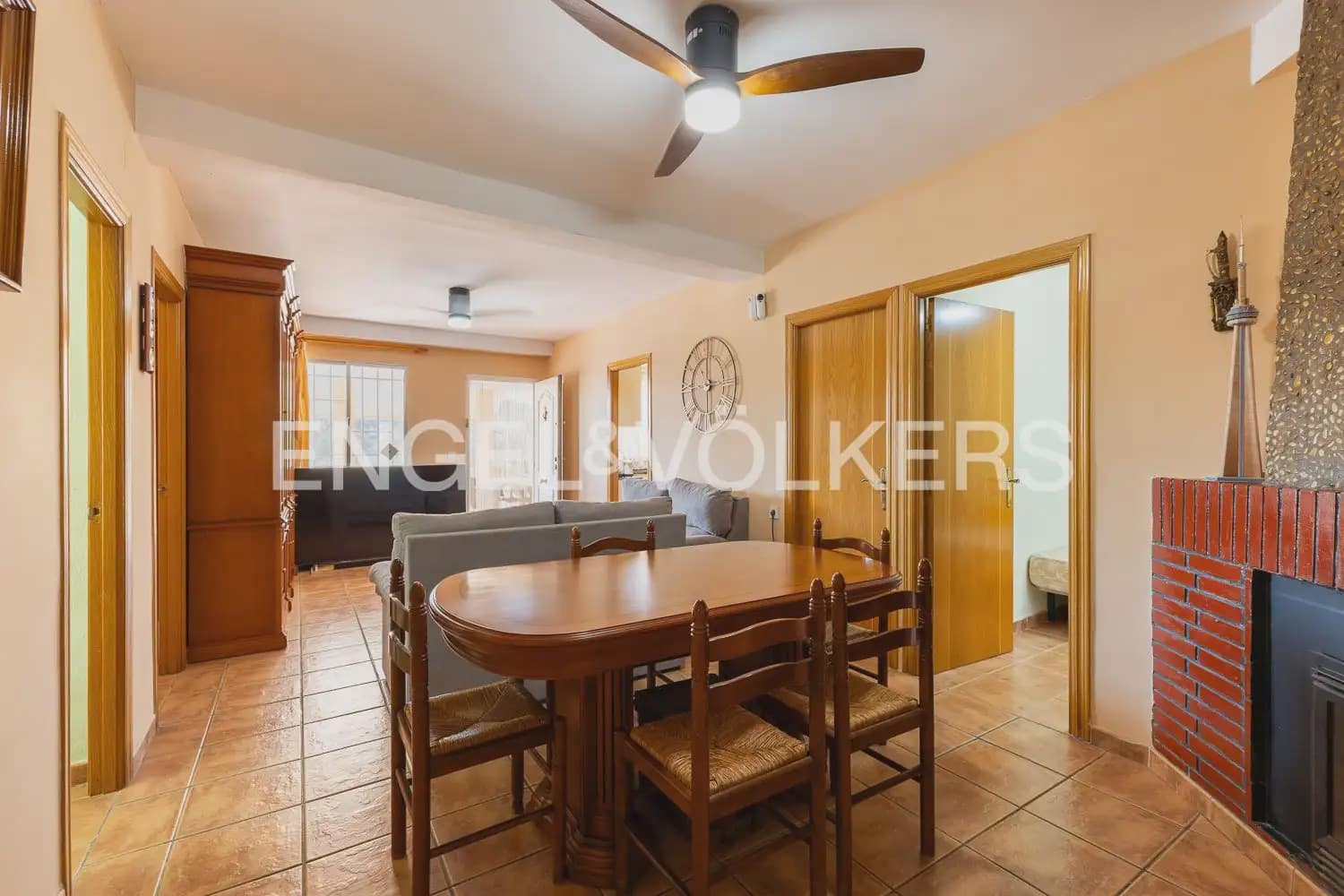 4 bedroom Villa for sale in Torrent with pool garage - € 260,000 (Ref: 9958336)