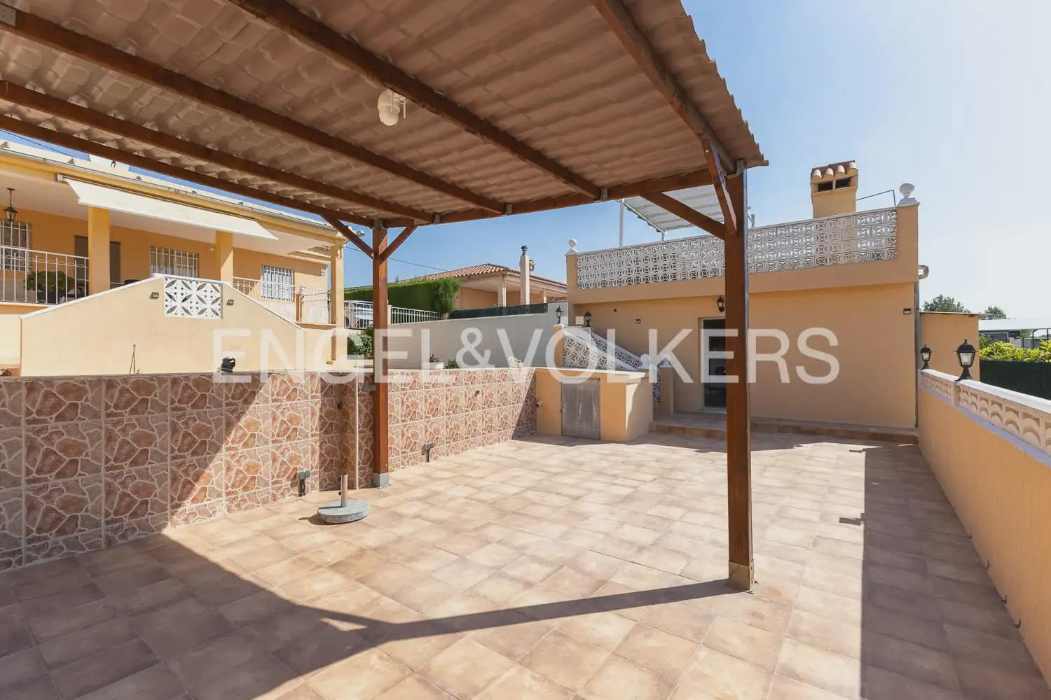 4 bedroom Villa for sale in Torrent with pool garage - € 260,000 (Ref: 9958336)