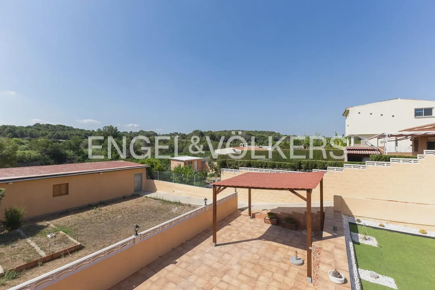 4 bedroom Villa for sale in Torrent with pool garage - € 260,000 (Ref: 9958336)