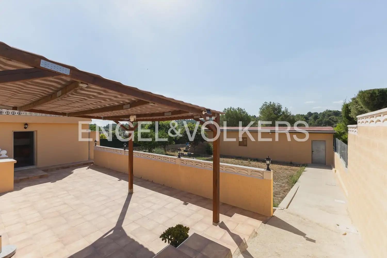 4 bedroom Villa for sale in Torrent with pool garage - € 260,000 (Ref: 9958336)