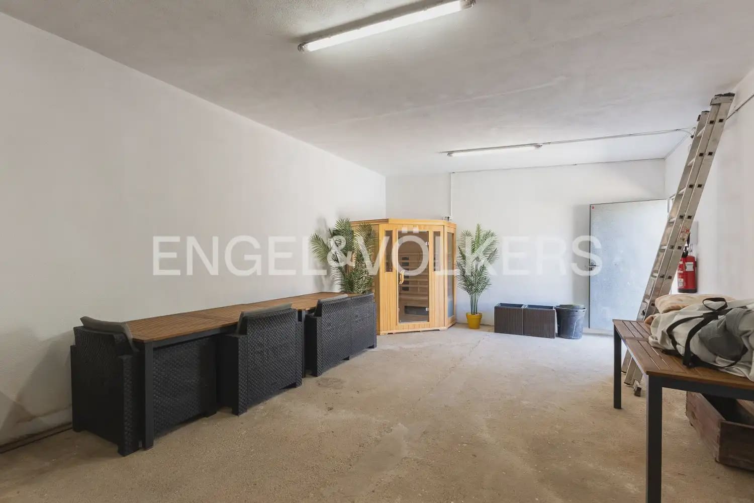 4 bedroom Villa for sale in Torrent with pool garage - € 260,000 (Ref: 9958336)