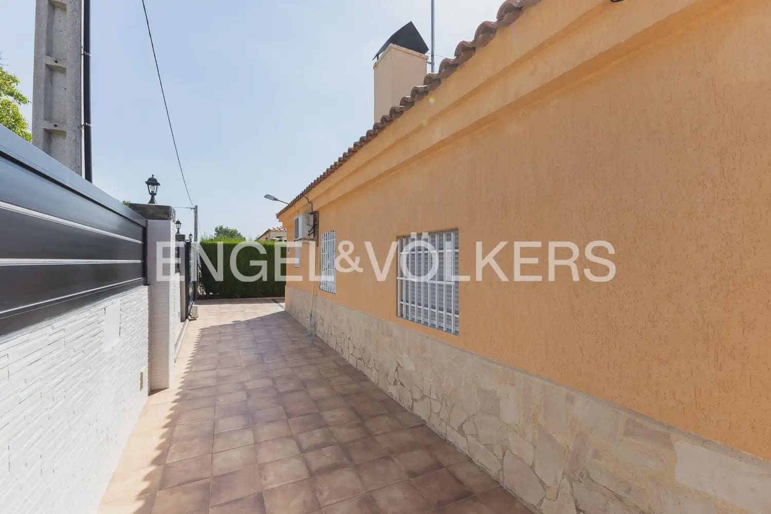 4 bedroom Villa for sale in Torrent with pool garage - € 260,000 (Ref: 9958336)