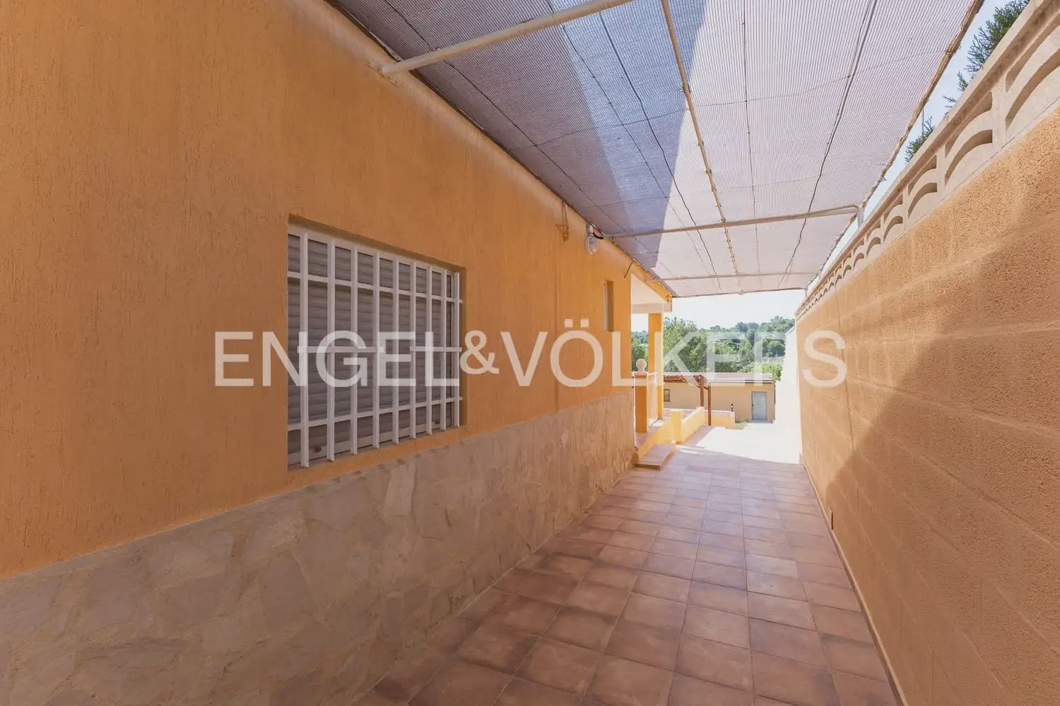4 bedroom Villa for sale in Torrent with pool garage - € 260,000 (Ref: 9958336)