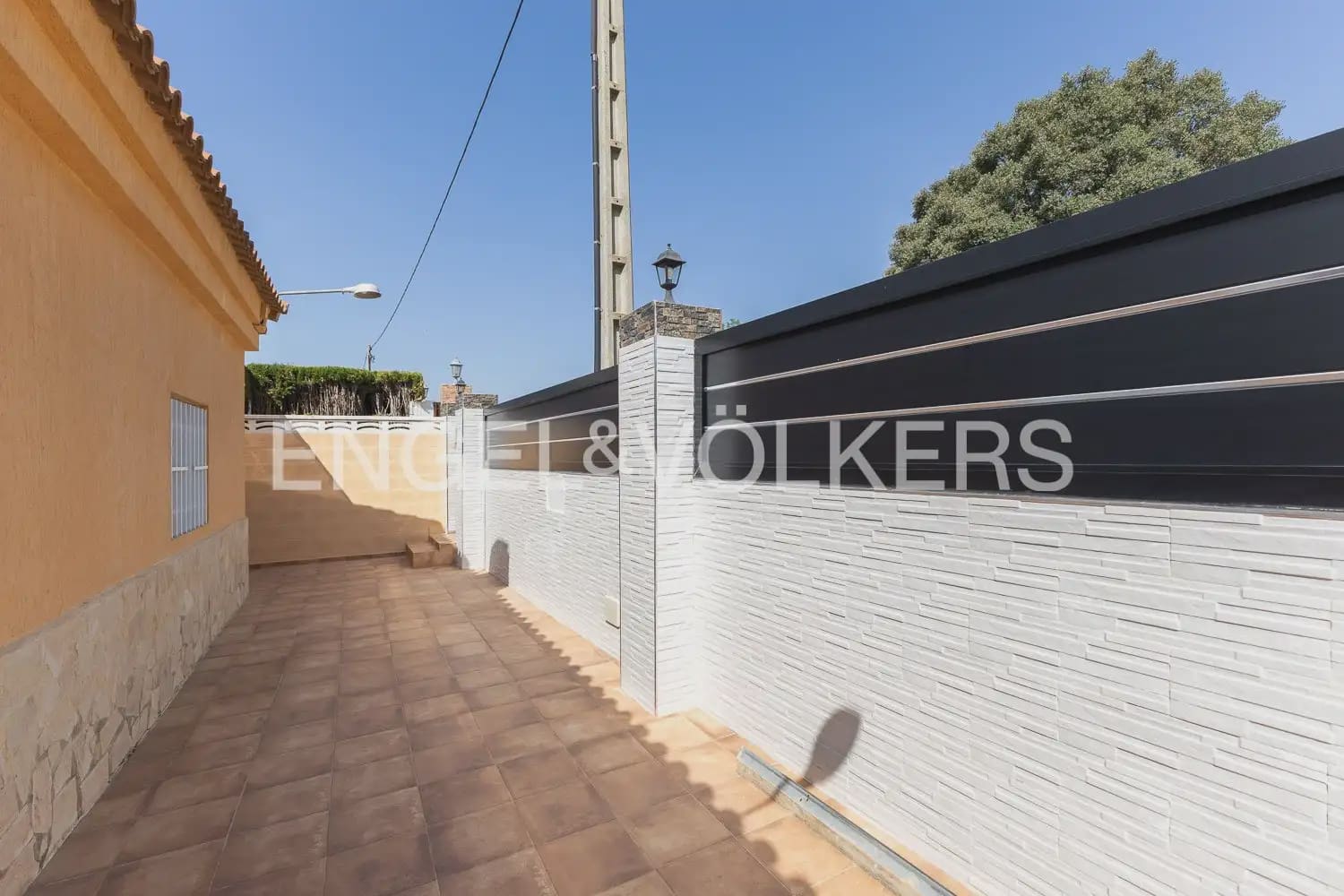 4 bedroom Villa for sale in Torrent with pool garage - € 260,000 (Ref: 9958336)