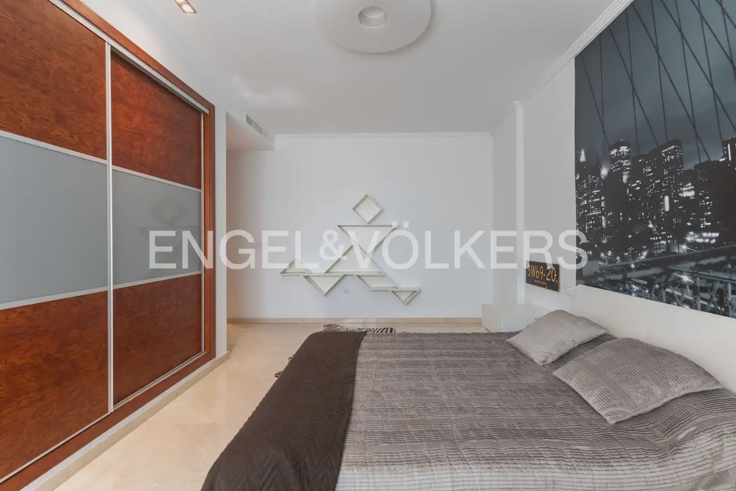 4 bedroom Apartment for sale in Gandia with garage - € 800,000 (Ref: 9958804)