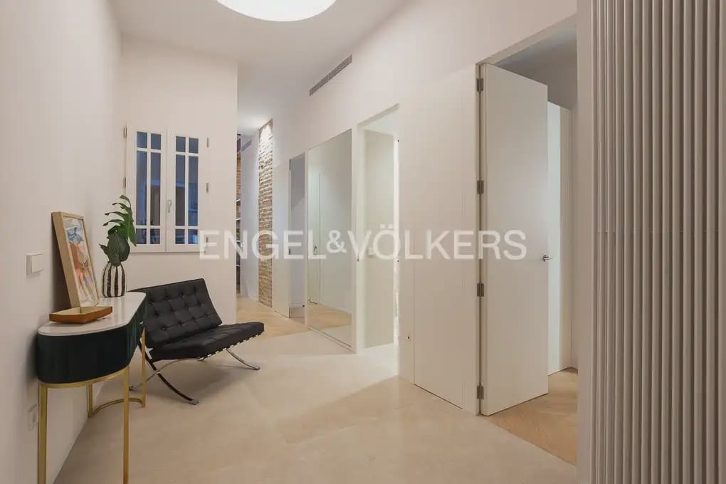 3 bedroom Flat for rent in Valencia city - € 3,500 (Ref: 9961038)